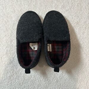 Cat and Jack Hardsole Slippers Size 6